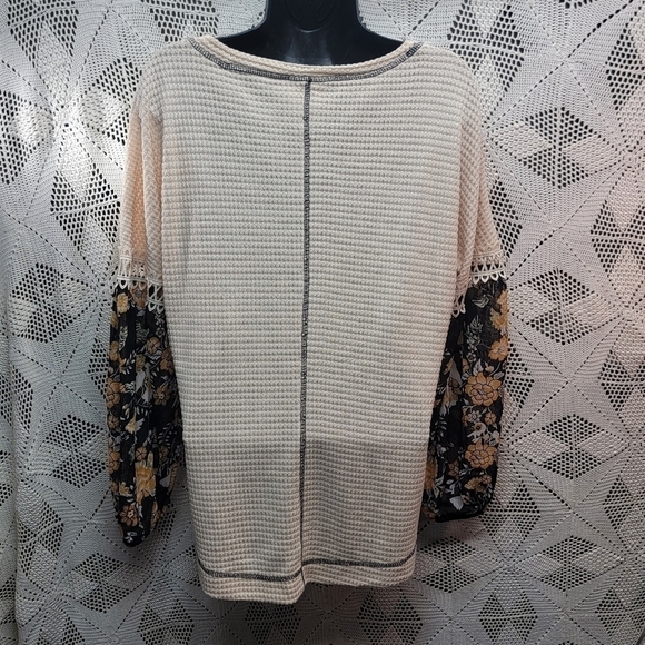 True self size large top with sheer floral sleeves and crochet trim - Picture 8 of 16